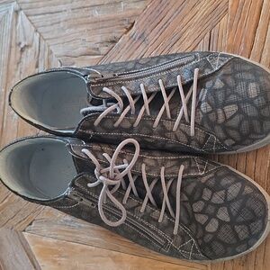 CLOUD comfort european high quality sneakers!  41 or 9.5